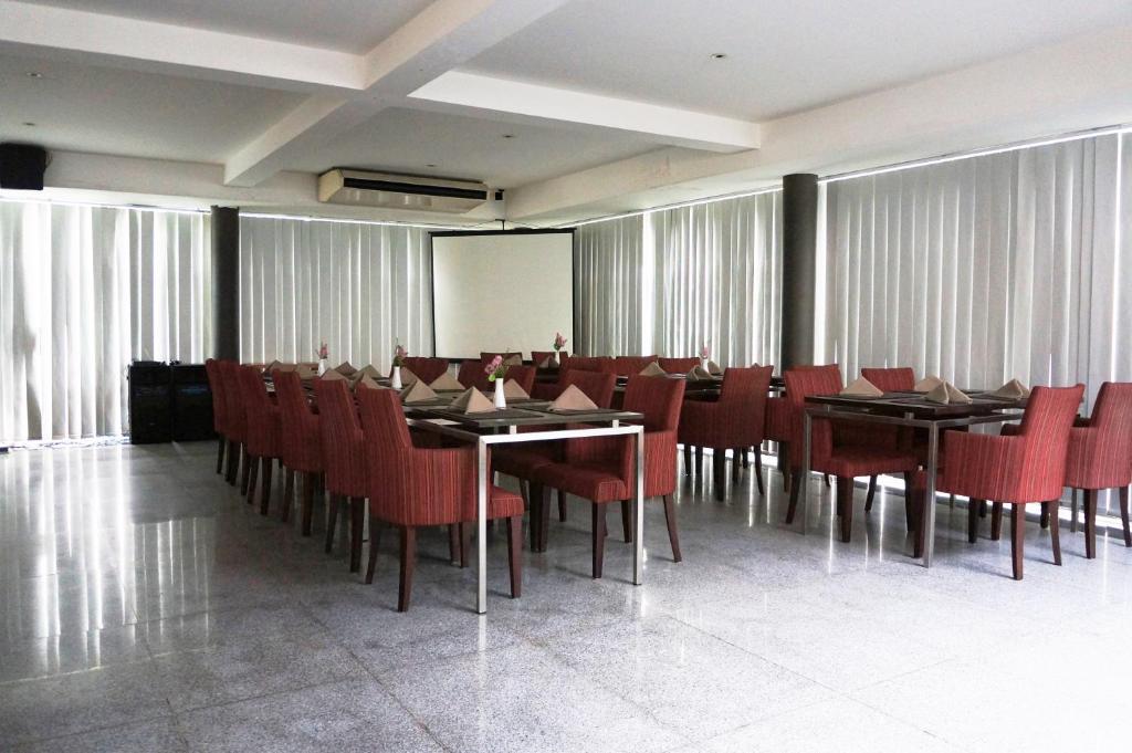 Rumah Nenek Hotel And Restaurant Padang  Exterior photo