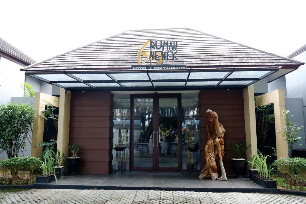 Rumah Nenek Hotel And Restaurant Padang  Exterior photo